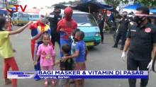 Gunakan Kostum Superhero Polisi di Tangerang Bagikan Vitamin C dan Masker Secara Gratis