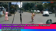 Dua Badut Bantu Buka Jalan Mobil Pemadam di Bogor Tuai Pujian