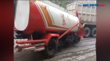 Rem Blong, Truk Pengangkut Air Bersih Menabrak Pembatas Jalan