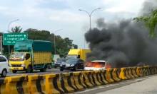 Mobil Minibus Terbakar di Tol Karang Tengah Tangerang