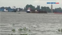 Kapal Tongkang Tabrak 4 Rumah di Sungai Musi Palembang