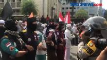 Detik-detik Polisi Pukul Mundur Demo Simpatisan FPI
