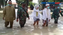 Pasangan Calon Pengantin Menembus Banjir untuk ke KUA