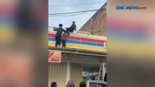 Polisi Tangkap Pelaku Maling di Atas Atap Mini Market