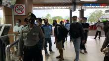 Keluarga Penumpang Sriwijaya Air Penuhi Bandara Supadio
