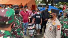 Di Mamuju, Panglima TNI Tinjau Korban di RSUD Sulbar dan Serahkan Bantuan Presiden Jokowi