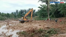 Evakuasi Jasad Balita Tertimbun Longsor Kalimantan Selatan