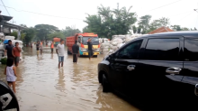 Pemukiman dan Jalan Terendam di Cirebon, Warga Ngamuk Putarbalikkan Kendaraan