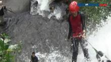 Uji Adrenalin Rapeling di Curug Pitu Sigaluh, Banjarnegara
