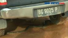 Animal Rescue Damkar Jinakkan Ular King Kobra di Kolong Mobil