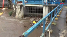 Banjir Kiriman, Sampah Penuhi Pintu Air Manggarai