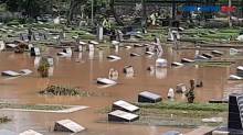 TPU Karet Bivak Terendam Banjir, Ratusan Petak Makam Terendam