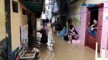 Banjir Kampung Melayu Mulai Surut, Warga Bersihkan Lumpur hingga Perabotan