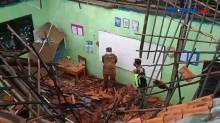 Hujan Angin Robohkan Atap Gedung Sekolah di Kabupaten Cirebon
