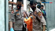 Petugas Evakuasi Korban Kebakaran di Kebon Kopi, Banten
