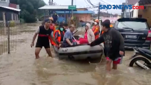 Evakuasi Lansia dan Anak-Anak di Komplek Dosen IKIP, Bekasi