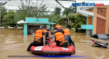 Belasan Perahu Evakuasi Korban Banjir di Perumahan Bekasi