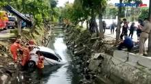 Video Mobil Terjun ke Sungai di Surabaya akibat Bermain Ponsel