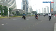 Pesepeda Nekat Pakai Lajur Tengah Jalan Raya