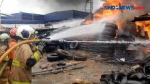 Diduga Percikan Api Las, Gudang Ban di Cakung Terbakar