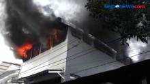 Gudang Barang Pecah Belah di Surabaya Hangus Terbakar