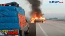 Detik-Detik Mobil Terbakar di Tol Lampung