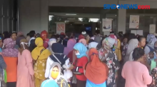 Ratusan Warga Subang Jawa Barat Berdesakan Cairkan Bantuan UMKM
