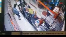 Pencurian di Minimarket, Pelaku Berjalan Membelakangi CCTV