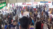 Kerumunan Pusat Perbelanjaan di Jalan Otista Bandung