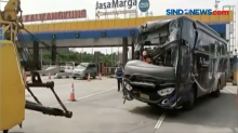Rem Blong, Bus Tabrak Truk di Pintu Tol Kalikangkung Semarang