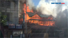 Resto dan Gedung Balai Wartawan Kota Manado Terbakar