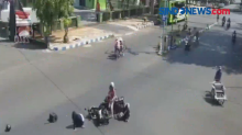 Terlibat Tabrakan Motor, Emak-Emak Baku Hantam di Tengah Jalan