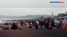 Petugas Gabungan Bubarkan Kerumunan Wisatawan di Pantai Karang Hawu