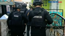 Polisi Bersenjata Lengkap Gerebek Kampung Narkoba di Palembang