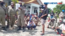 Puluhan Tenaga Kontrak Satpol-Damkar Demo
