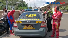 Kasus Covid 19 Melonjak, Polisi Turunkan Pahlawan Super di Jalan Raya