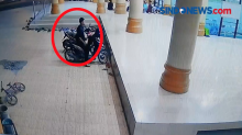 Pura-Pura Salat, Seorang Pria Terekam CCTV Curi Sepeda Motor di Masjid