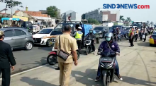 Suasana Penyekatan Arus Kendaraan di Simpang Salabenda, Bogor