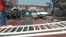 Minibus Tabrak Pembatas Jalan di Senen, Pengemudi Ojol Terluka