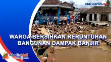 Usai Banjir Bandang Banyuwangi, Warga Bahu-Membahu Bersihkan Reruntuhan Bangunan