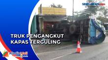 Tabrak Toko dan Tiang PJU, Truk Terguling di Jombang