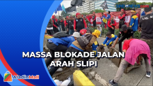 Macet Panjang, Massa Aksi Tolak Perppu Ciptaker Blokade Jalan Arah ke Slipi