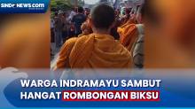 Umat Muslim di Indramayu Beri Makan hingga Minum untuk Rombongan Biksu dari Thailand