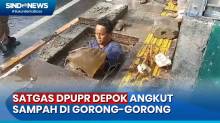 Aksi Satgas DPUPR Depok Angkut Sampah di Gorong-Gorong, Banjir Jalan Raya Kartini Surut