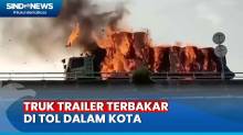 Pecah Ban dan Dipaksa Berjalan, Truk Trailer Bermuatan Gulungan Kertas Terbakar di Tol Dalam Kota