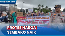 Gaya Emak-Emak Demo di Depan DPR, Berdaster sambil Bawa Panci Bolong