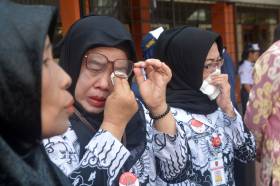 Momen Mengharukan Pelepasan Kepala Sekolah di SMPN 27 Semarang