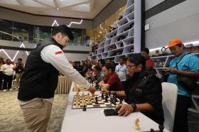 Grand Master Novendra Tekuk 10 Pecatur di Capital Market Chess Competition IDX Channel
