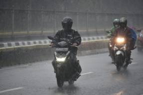 Sandal, Kurangi Tekanan Ban, Hal-hal Fatal Saat Naik Motor Hujan-hujanan