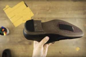 Penelitian Menyebutkan Sepatu Efektif Bawa Virus Corona, Benarkah?